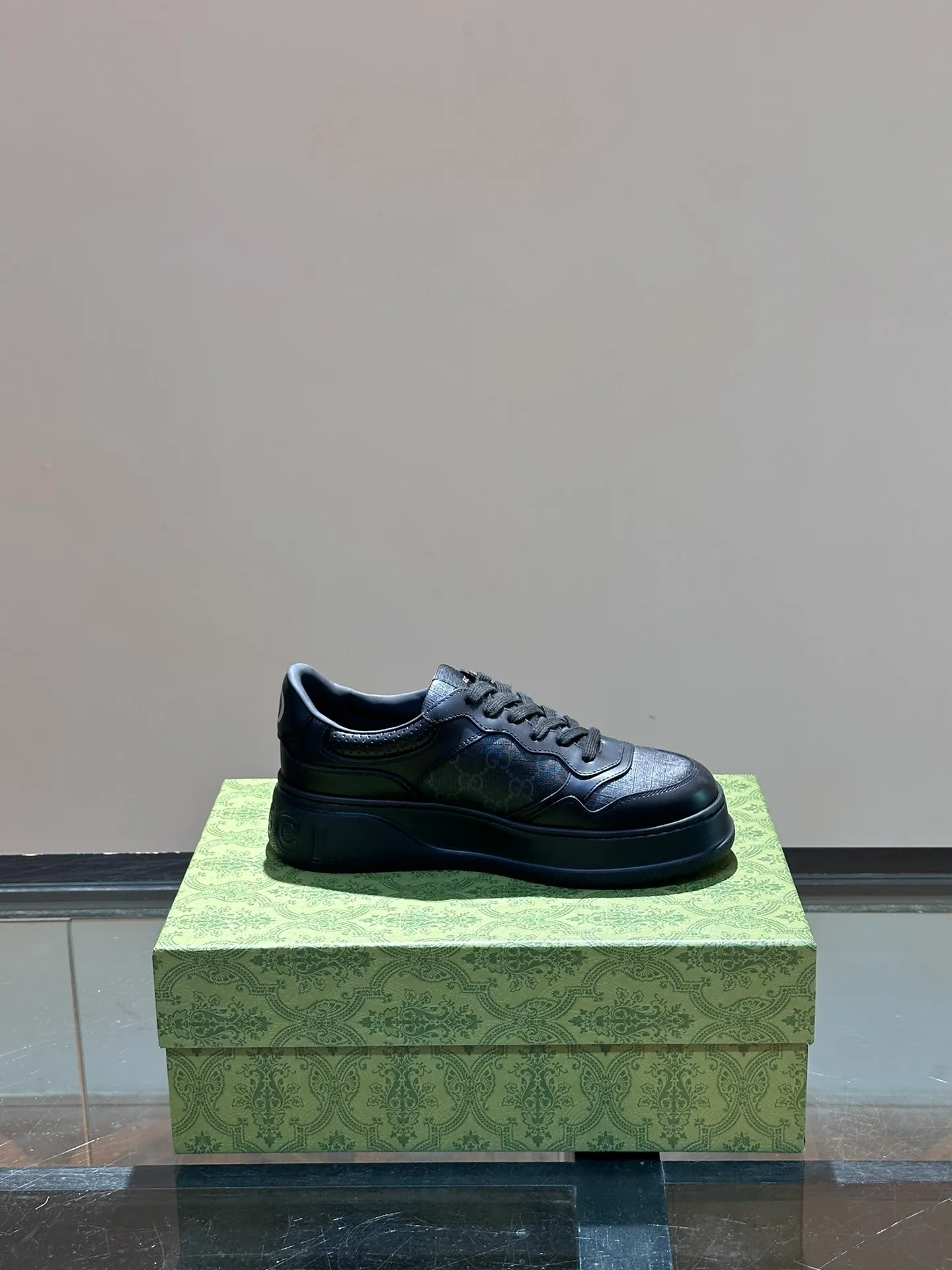 P640 Gucci men's thick-soled biscuit shoe sneakers. This sneaker adopts a thick-soled structure and cleverly uses the three elements of appearance design, color matching and material to show a retro style. The shoes are made of Demetra, a black sustainable material containing at least 70% renewable plant raw materials (viscose fiber, wood pulp, bio-based polyurethane), with a rubber sole. The Gucci web print adds a signature touch to this piece. Thick soles add 5cm to your height and instantly enhance your aura when worn!  Size: 38-44 (38 45 customized)